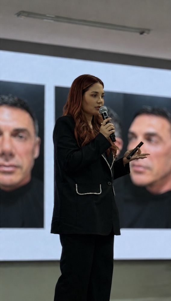 Dra. Vitória Ribeiro ministrando aula de harmonização facial na DNA Academy