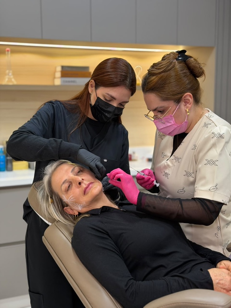 Dra. Vitória Ribeiro ensinando um procedimento de harmonização facial a uma aluna na DNA Academy