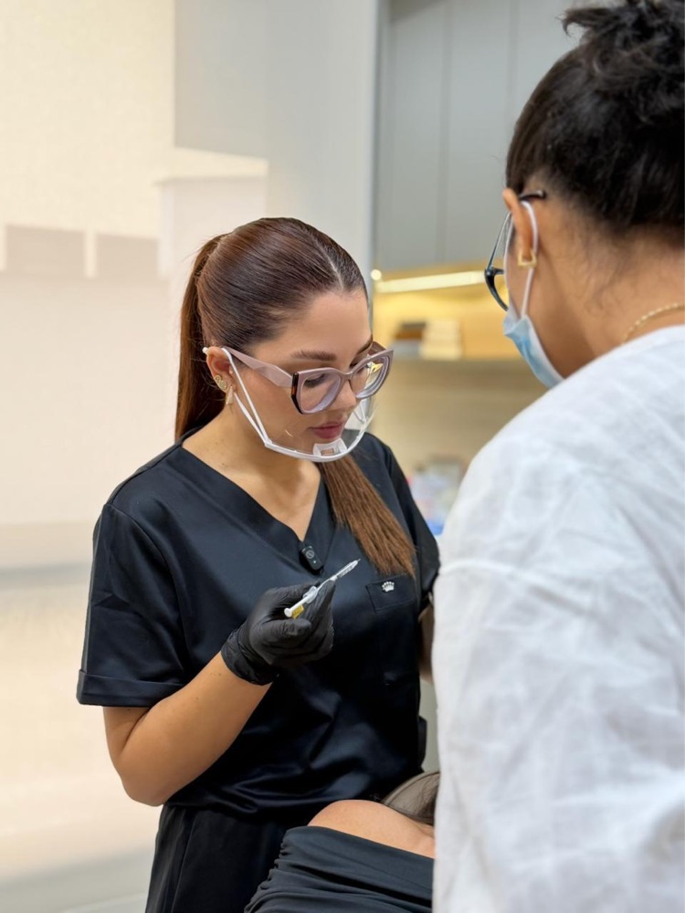 Dra. Vitória Ribeiro em aula prática de estética na DNA Academy